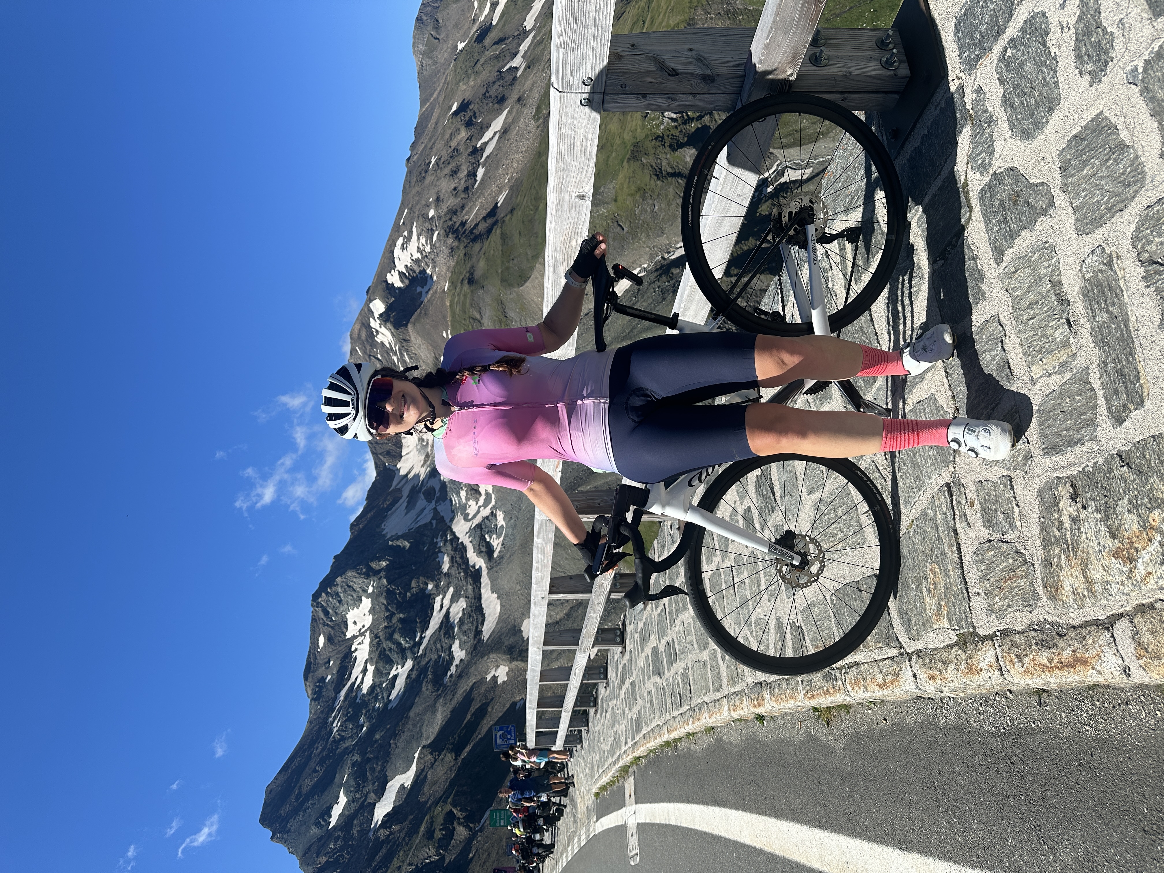 Isabella Pühringer mit ihrem Fahrrad auf einer Brücke in den Bergen