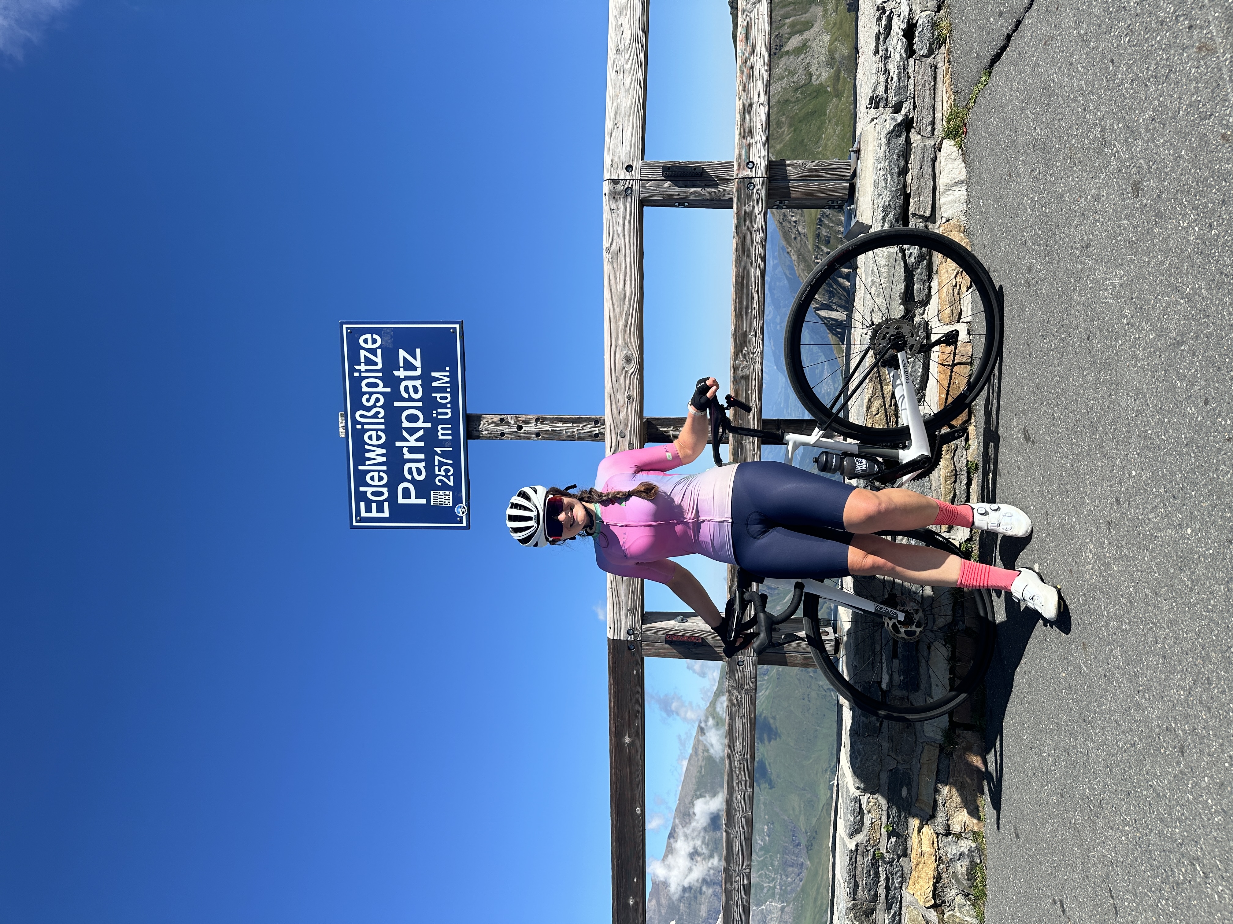 Isabella Pühringer mit ihrem Fahrrad auf einer Brücke in den Bergen