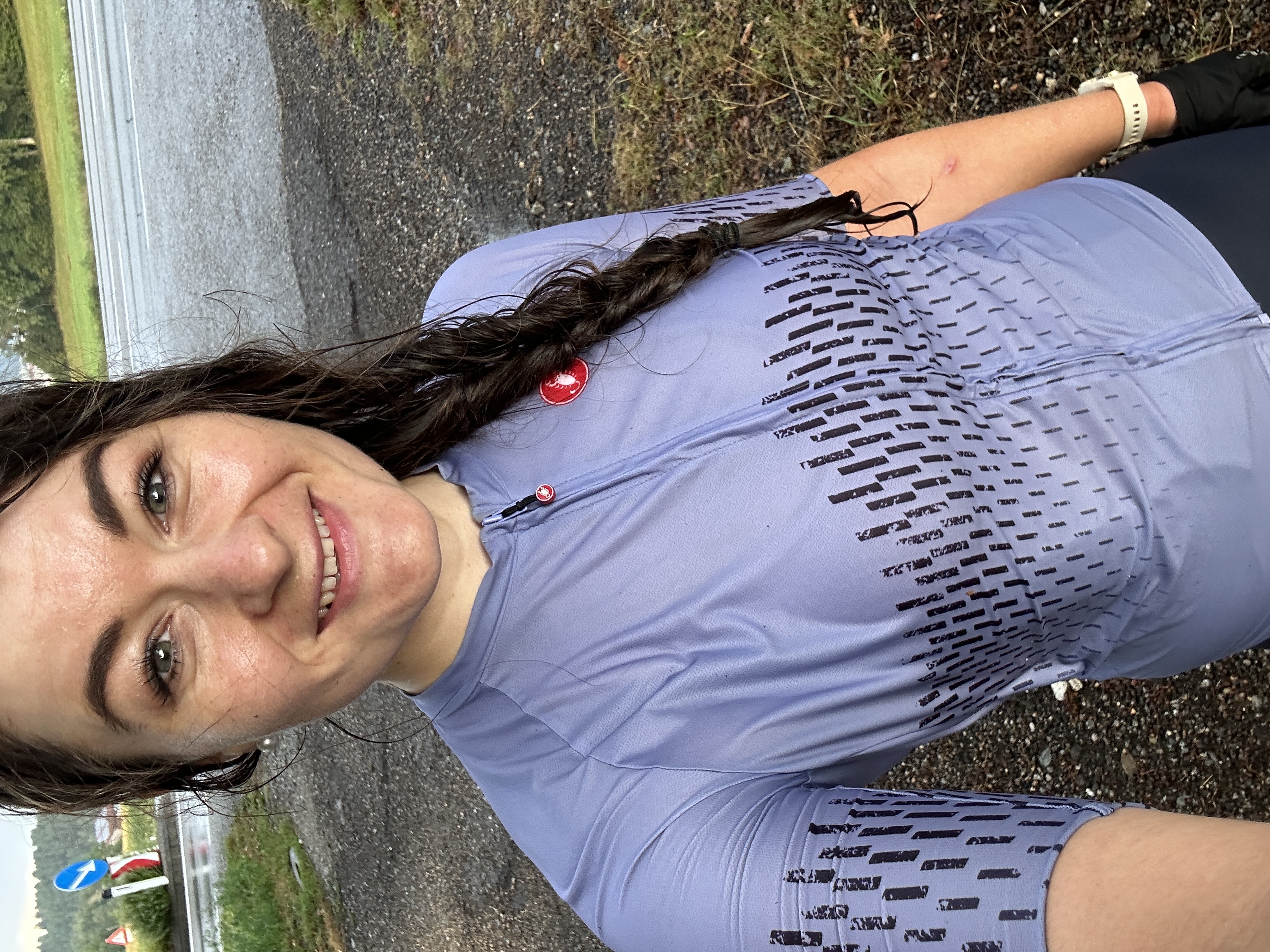 Isabella Pühringer beim Radfahren in den Bergen