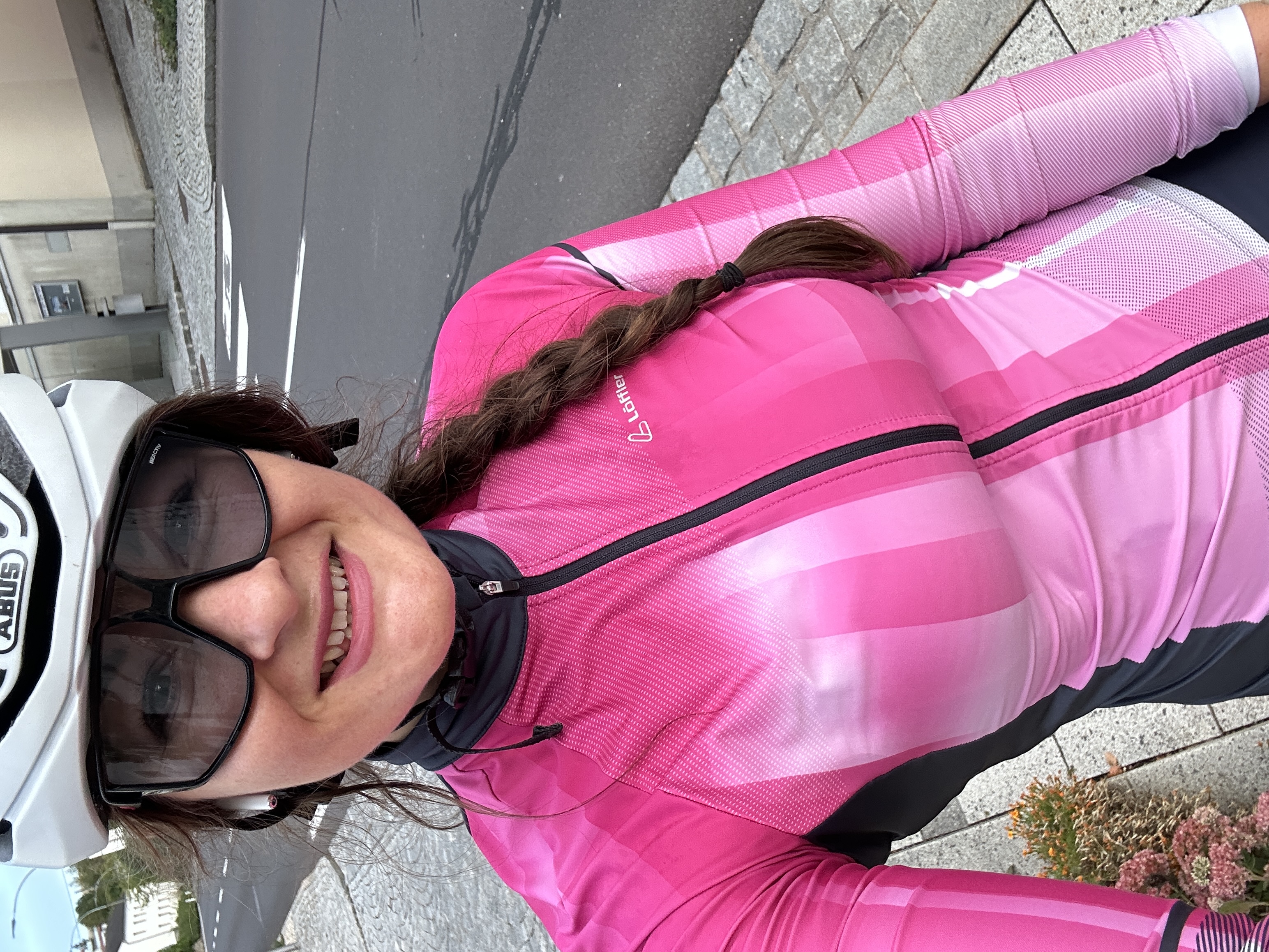 Isabella Pühringer mit ihrem Fahrrad auf einer Brücke in den Bergen